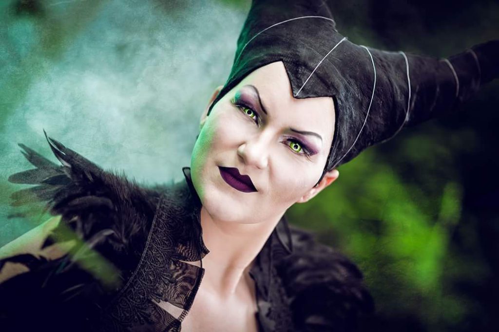 Animationskünstlerin Kimberley Weber als Maleficient, die dunkle Fee